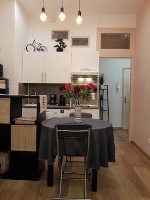 Fridge, oven, stovetop, coffee/tea maker