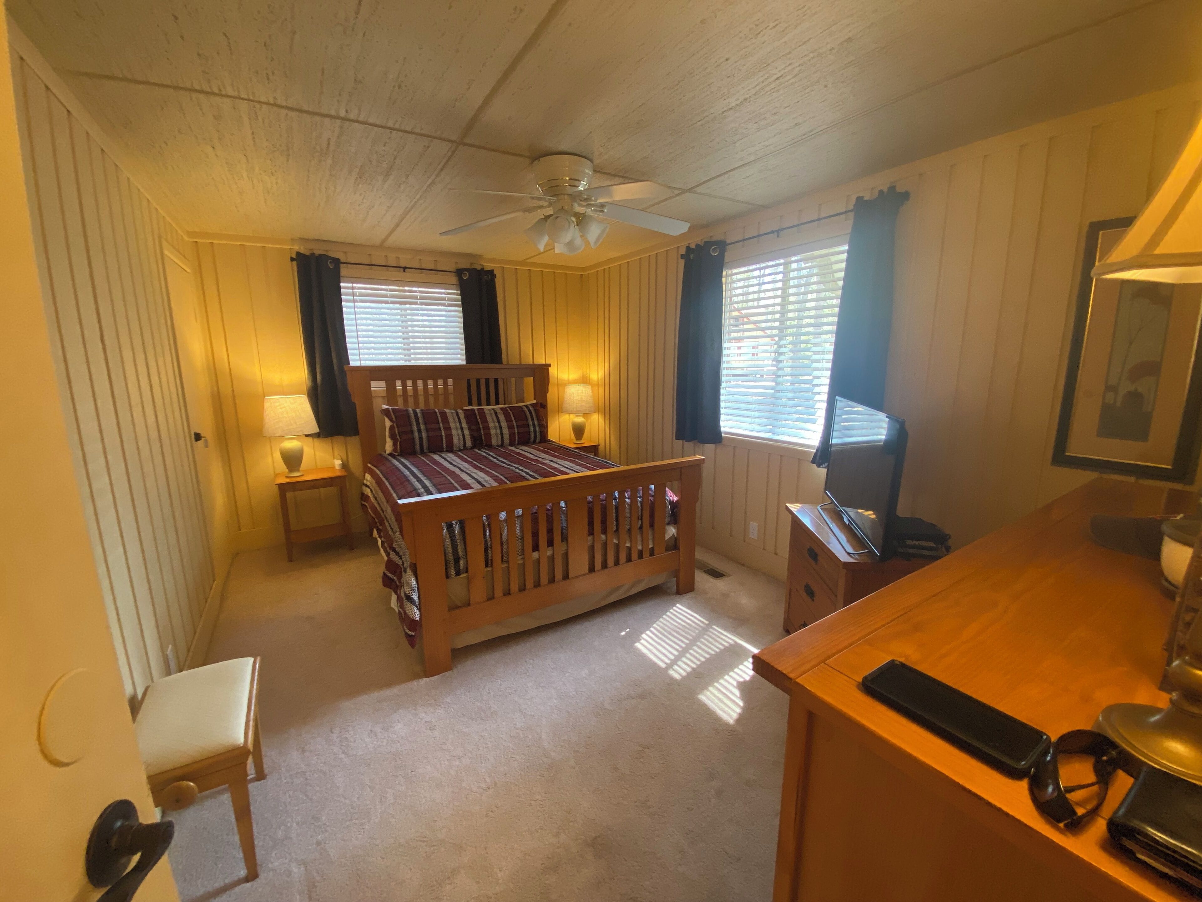 3 bedrooms, iron/ironing board, internet, bed sheets