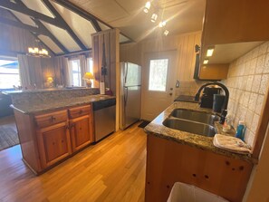 Fridge, microwave, oven, stovetop - Amazing pet friendly chalet with perfect view of Lake Innsbruck (Pine Mountain)