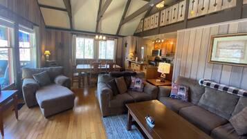 Télévision, cheminée, baby-foot, table de tennis de table