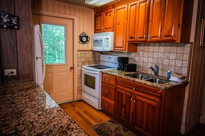 Køleskab, mikrobølgeovn, ovn, kogeplade