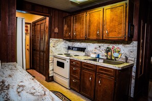 Fridge, microwave, oven, stovetop - Lake View chalet with screened in porch perfect for weekend getaway! (Pine Mountain)