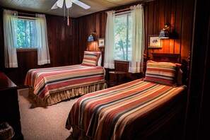 3 bedrooms, iron/ironing board, internet, bed sheets - Lake View chalet with screened in porch perfect for weekend getaway! (Pine Mountain)