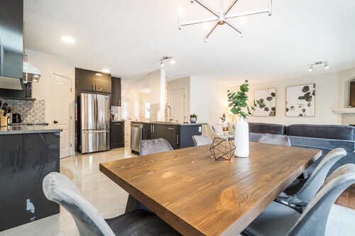 ★ Spa Oasis Home ★ Hot Tub - King Bed - BBQ - Garage - Pets!