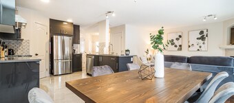 ★ Spa Oasis Home ★ Hot Tub - King Bed - BBQ - Garage - Pets!