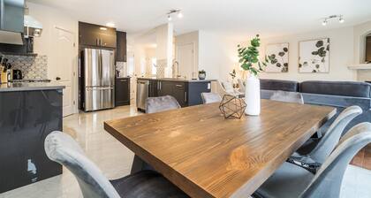 Spa Oasis Home - Hot Tub - King Bed - AC - BBQ - Garage!