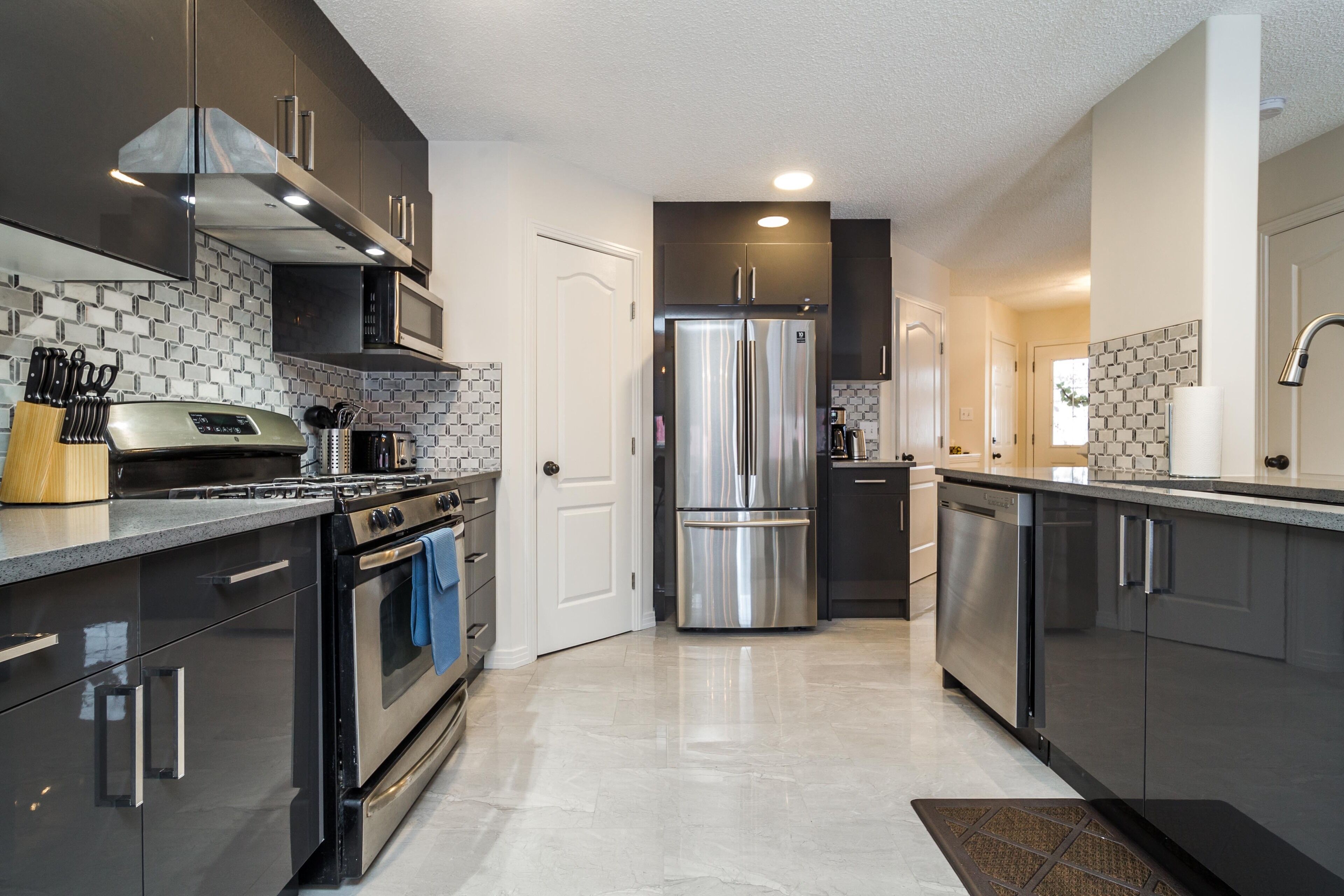 Refrigerador, microondas, horno y parrilla de estufa 