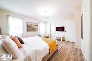 4 habitaciones, escritorio y tabla de planchar con plancha