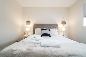 4 chambres, bureau, fer et planche à repasser, lit parapluie