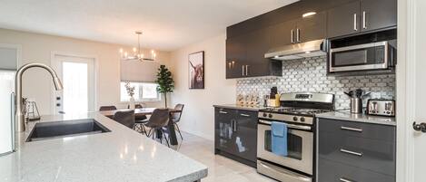 ثلاجة، ميكروويف، فرن، موقد طهي مسطح