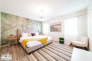 4 dormitorios, escritorio, tabla de planchar con plancha y cuna de viaje