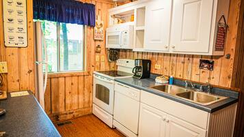 Een koelkast, een oven, een kookplaat, een vaatwasser