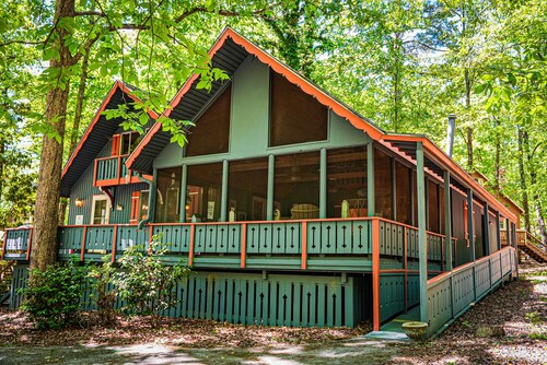 Chalet with Screened in porch with just steps away from the playground