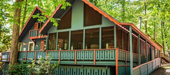 Chalet with Screened in porch with just steps away from the playground