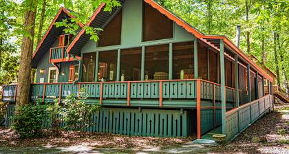 Chalet with Screened in porch with just steps away from the playground