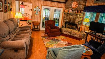 Televisie, een open haard, tafelvoetbal en een tafeltennistafel