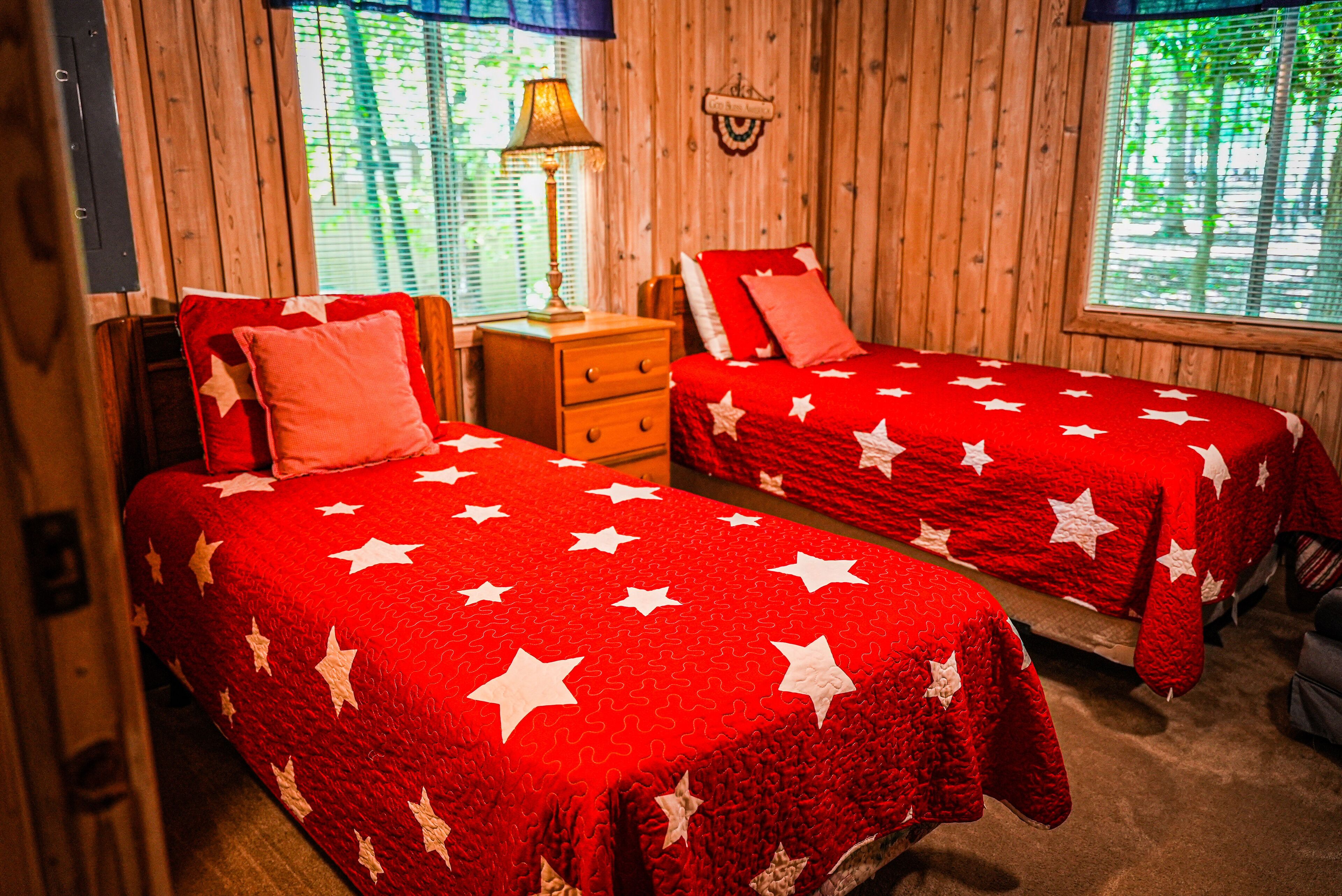 4 多间卧室、熨斗/熨衣板、上网接入、床单