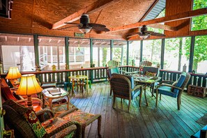 Outdoor dining - Chalet with Screened in porch with just steps away from the playground (Pine Mountain)