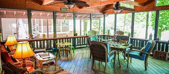 Chalet with Screened in porch with just steps away from the playground