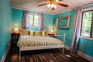 3 bedrooms, iron/ironing board, internet, bed sheets