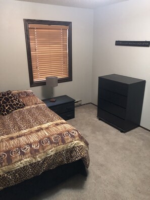 2 slaapkamers, een strijkplank/strijkijzer, reisbedje, gratis wifi