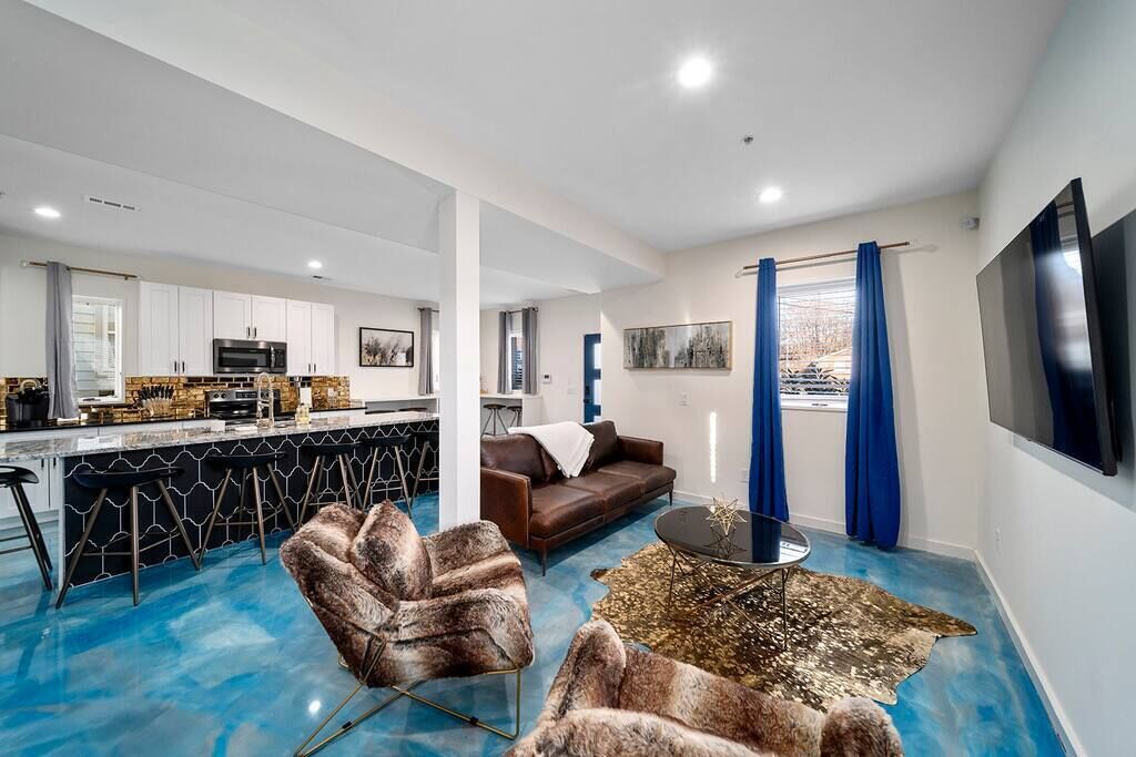 Sleek Sky-Blue#2 -3 Level Townhome Sleeps 11