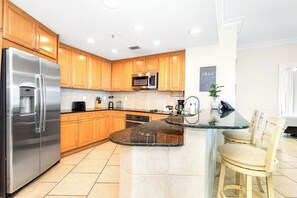 Micro-ondes, lave-vaisselle, cafetiĂšre/bouilloire, grille-pain