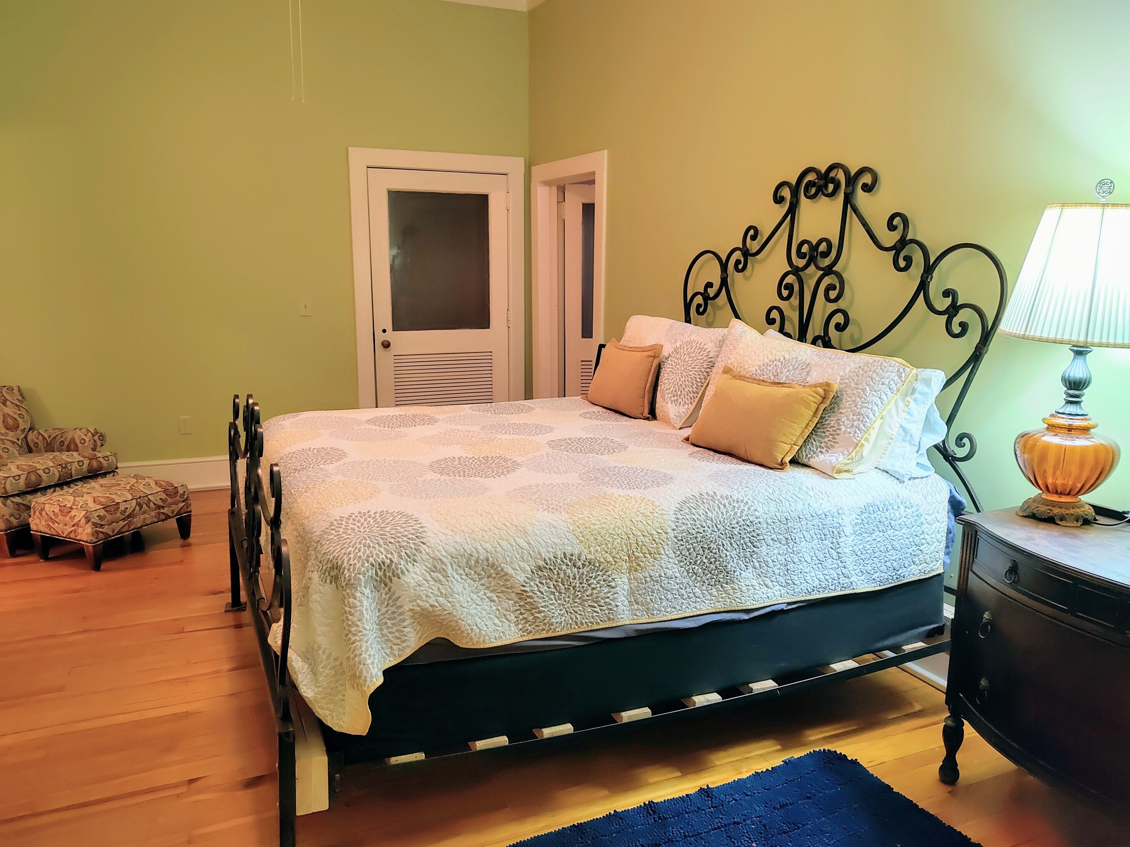 3 habitaciones, escritorio, tabla de planchar con plancha y wifi gratis 