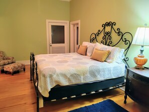 3 makuuhuonetta, työpöytä, silitysrauta/-lauta, ilmainen Wi-Fi