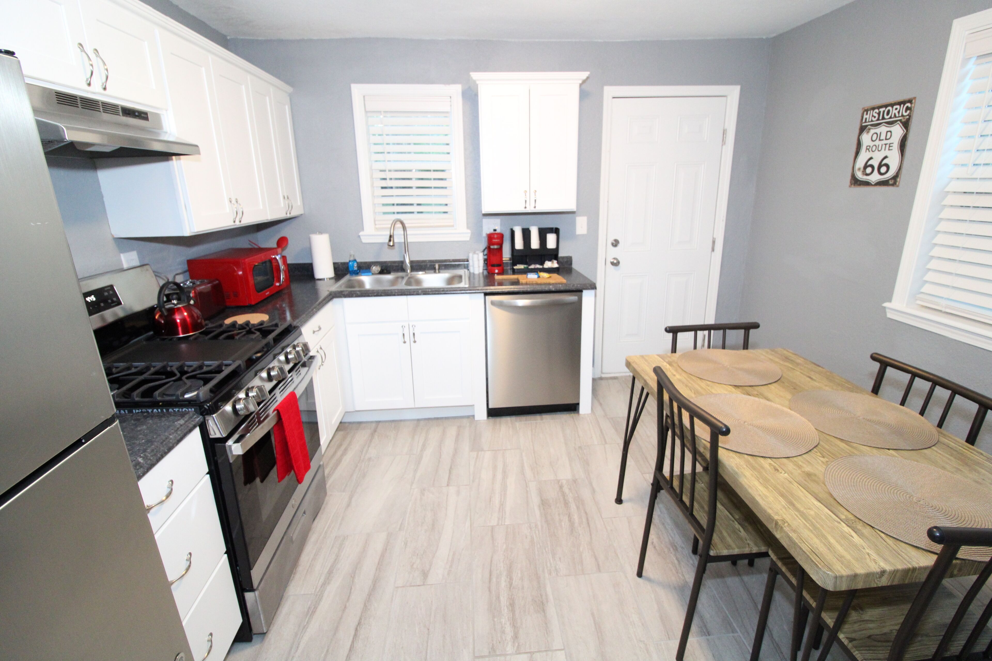 Jääkaappi, mikroaaltouuni, liesi, astianpesukone