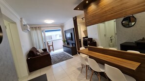 Traditional-Zweibettzimmer | Wohnbereich | 20-Zoll-Flachbildfernseher mit Kabelempfang, Fernseher