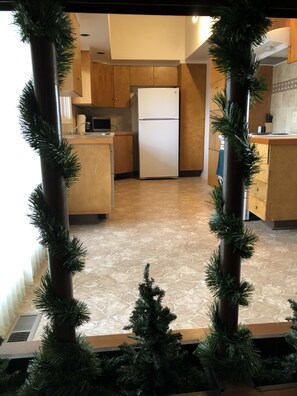 Fridge, microwave, oven, stovetop - Sunshine House (Ellis)