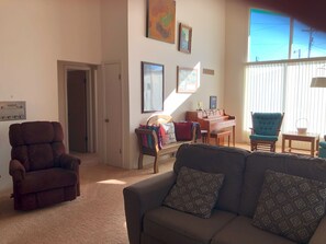 Smart TV, DVD player, books, video library - Sunshine House (Ellis)