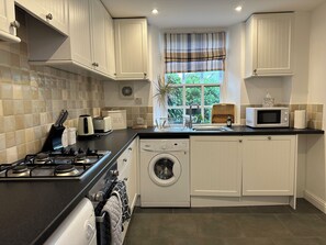 Fridge, microwave, oven, stovetop - Stylish countryside cottage outside Edinburgh (Penicuik)