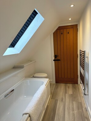 Bathtub, hair dryer, towels, soap - Stylish countryside cottage outside Edinburgh (Penicuik)