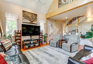 Älytelevisio, DVD-soitin, kirjoja, videokirjasto