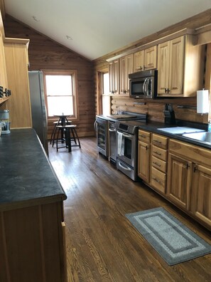 Een magnetron, een oven, een kookplaat, een vaatwasser