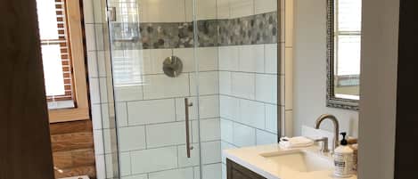 Ensemble douche/baignoire, sèche-cheveux, serviettes fournies