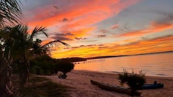 PĂ„ stranden, solstolar och strandhanddukar