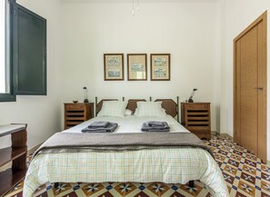 7 bedrooms, travel crib, free WiFi, bed sheets