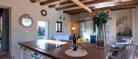 Een koelkast, een microgolfoven, een oven, een vaatwasser