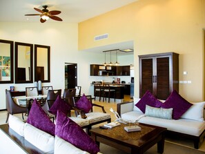 Una televisión, una mesa de tenis de mesa