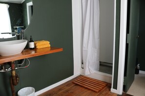 Combined shower/tub, eco-friendly toiletries, hair dryer, towels - Peaceful, Spacious Urban Edge Villa (Wellington)