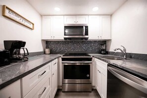 Jääkaappi, mikroaaltouuni, uuni, liesi