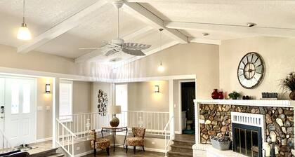 Havasu Retreat w/pool and Casita, close to downtown.