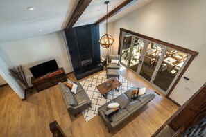 Een smart-tv, een open haard, videogames en een dvd-speler