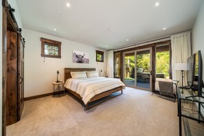 4 slaapkamers, een bureau, een strijkplank/strijkijzer, reisbedje