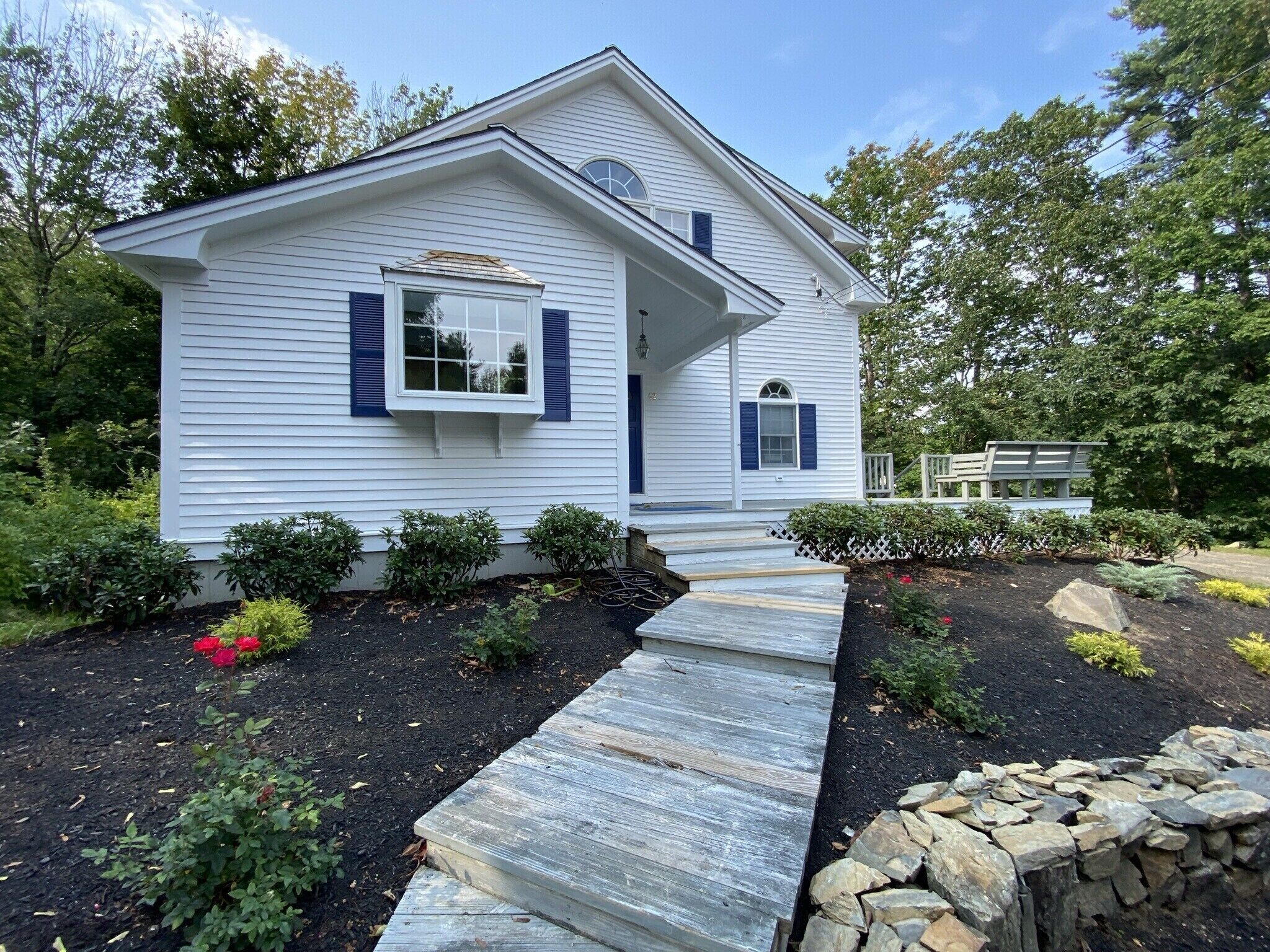 GREAT LOCATION- 4 bedrooms with 2 ensuites. Short walk to beach and town center.