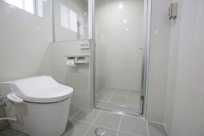 Villa, Nichtraucher (with Private Pool) | Badezimmer | Dusche, kostenlose Toilettenartikel, Haartrockner, Hausschuhe