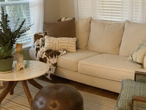 Smart TV - Beautiful waterfront pool home 5 minutes from downtown St Pete! (St. Petersburg)